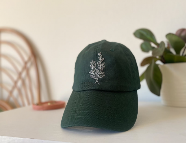 Topi dengan Bordir Tumbuhan dan Daun
